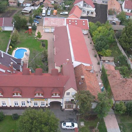Kenguru Panzio Hotel Hodmezovasarhely Luaran gambar