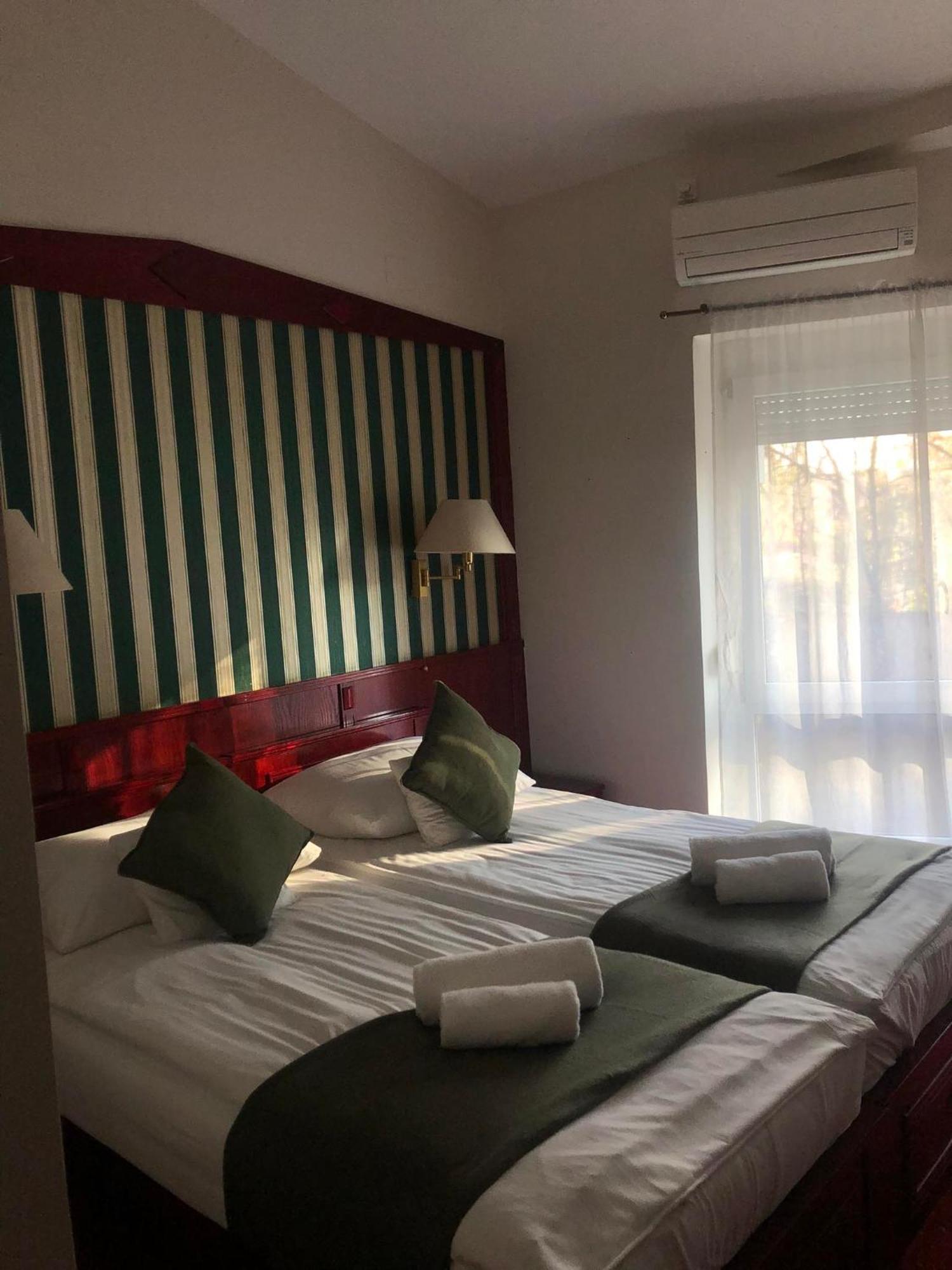 Kenguru Panzio Hotel Hodmezovasarhely Luaran gambar