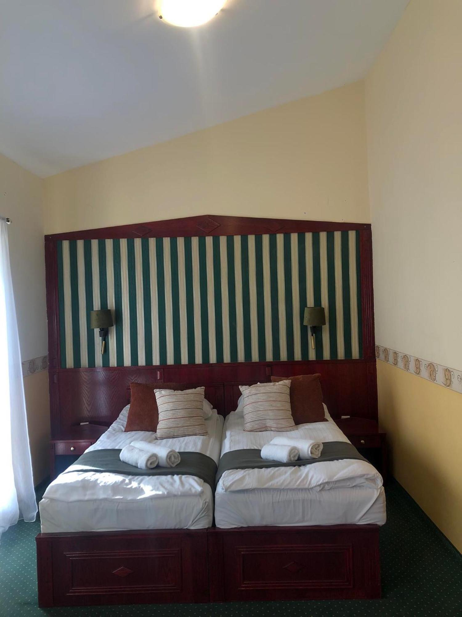 Kenguru Panzio Hotel Hodmezovasarhely Luaran gambar