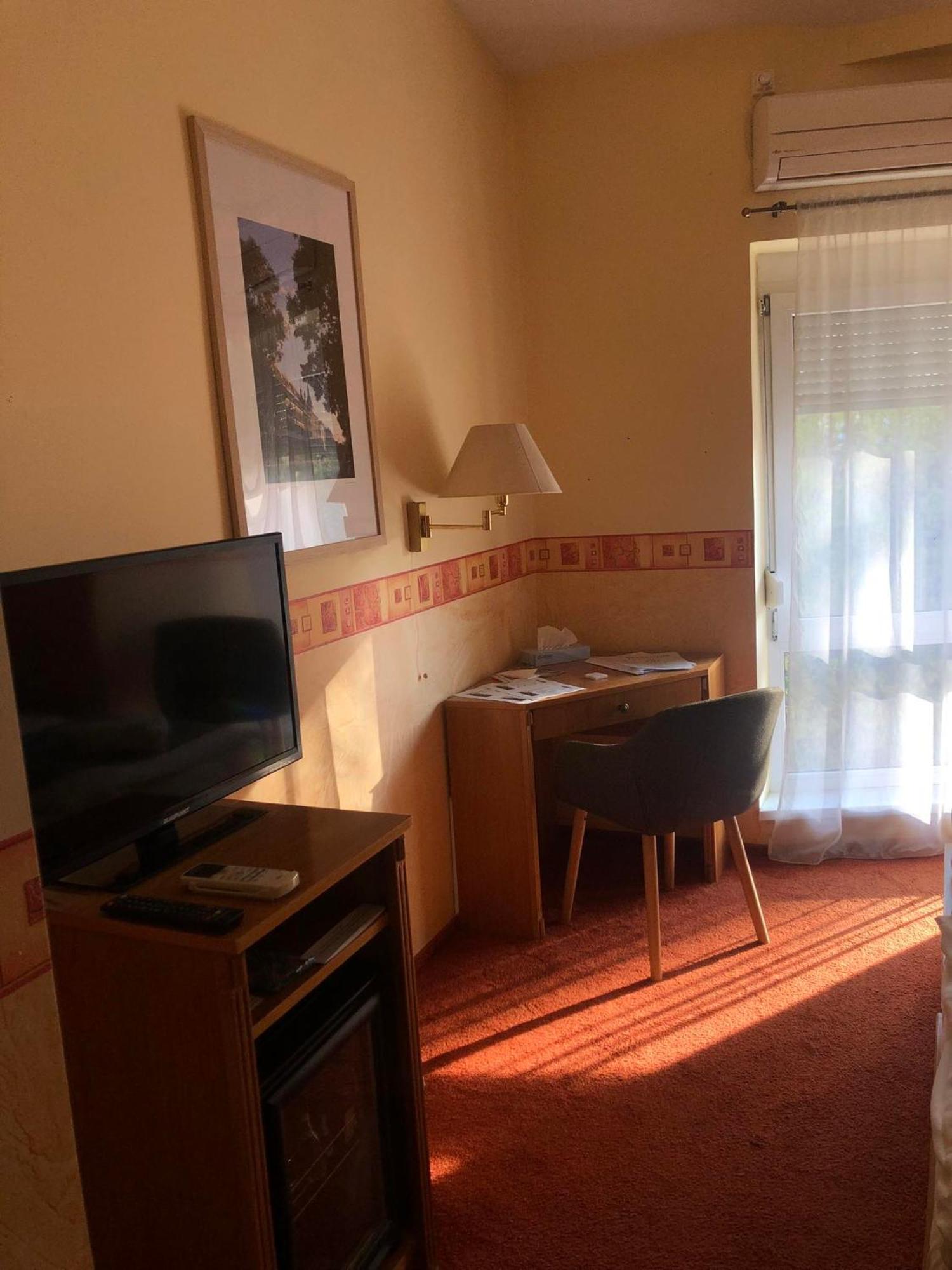 Kenguru Panzio Hotel Hodmezovasarhely Luaran gambar