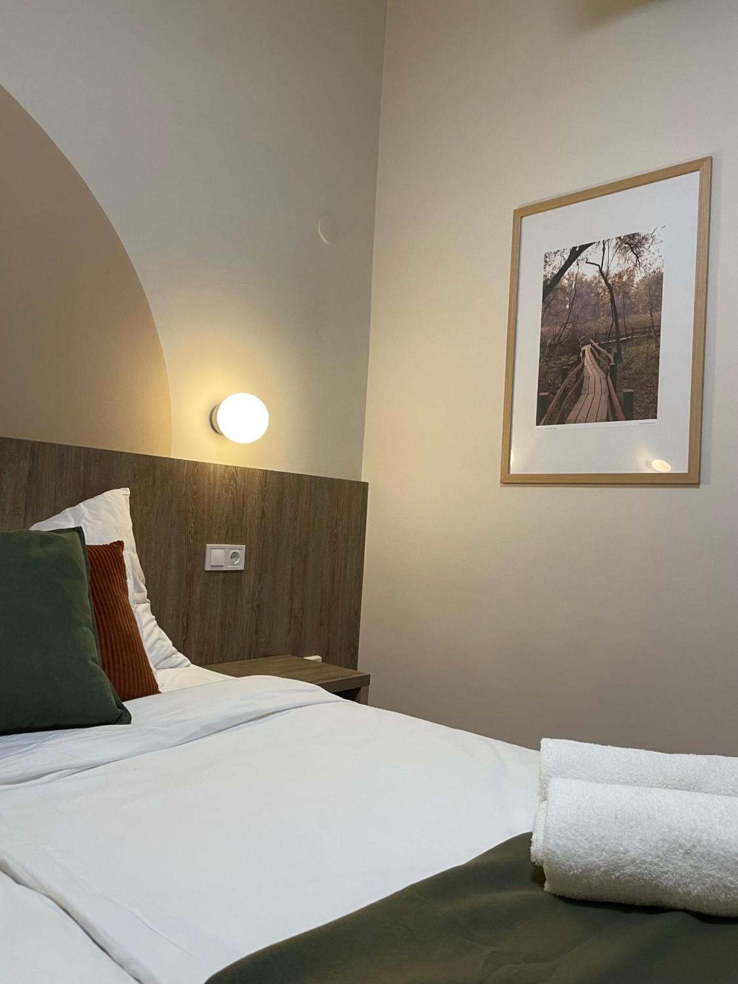Kenguru Panzio Hotel Hodmezovasarhely Luaran gambar