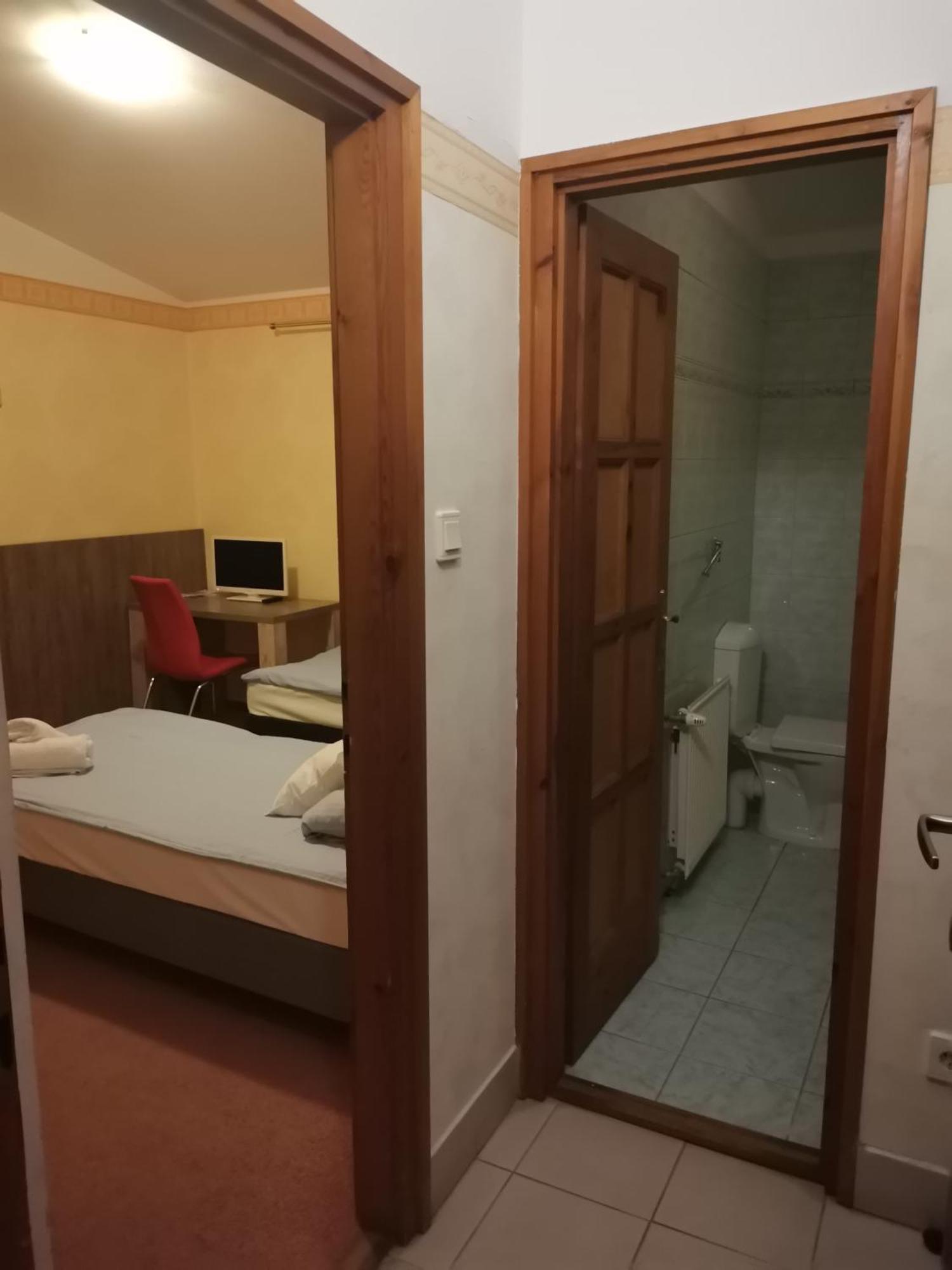Kenguru Panzio Hotel Hodmezovasarhely Luaran gambar